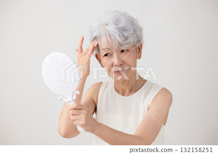 頭髮花白的老年婦女擔心自己的髮際線 132158251