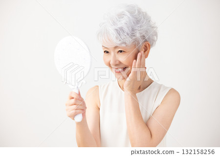 一個白髮女人的高級女人肖像 132158256