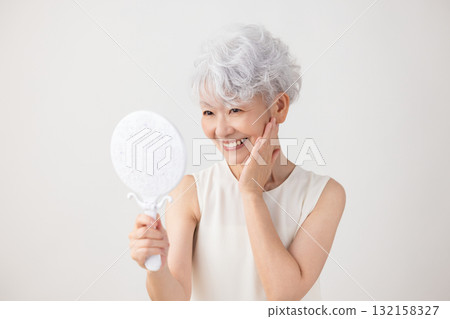 一個白髮女人的高級女人肖像 132158327