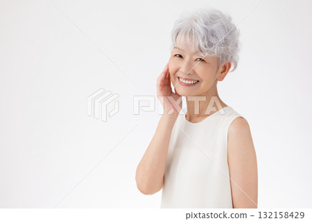 一個白髮女人的高級女人肖像 132158429