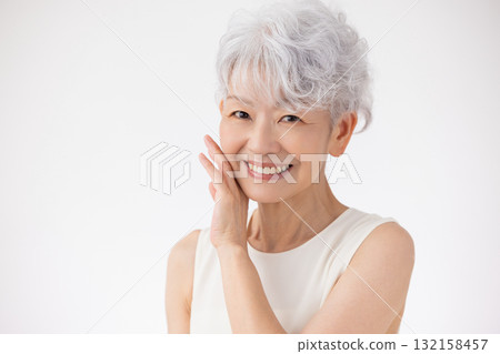 一個白髮女人的高級女人肖像 132158457
