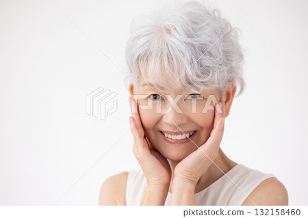 一個白髮女人的高級女人肖像 132158460