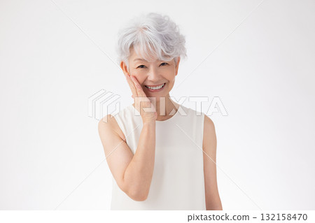 一個白髮女人的高級女人肖像 132158470