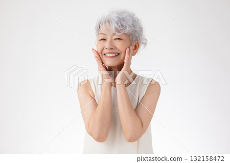 一個白髮女人的高級女人肖像 132158472