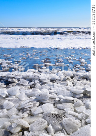 北海道大津海岸的珠寶冰 132158733