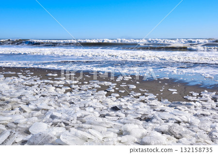 北海道大津海岸的珠寶冰 132158735