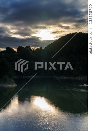 Mid-Autumn Festival at Nara Nunome Dam: The lake surface is brightly illuminated by the setting sun peeking through the clouds② 132158790