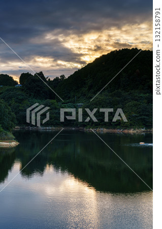 奈良布目水壩中秋節:湖面倒映著山腰的金色雲彩 奈良布目水壩中秋節:湖面倒映著山腰的金色雲彩 132158791