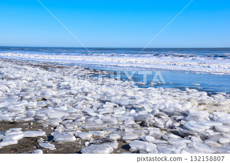 北海道大津海岸的珠寶冰 北海道大津海岸的珠寶冰 132158807