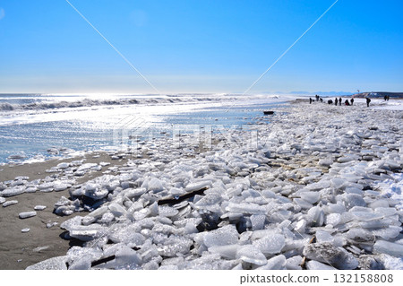 北海道大津海岸的珠寶冰 北海道大津海岸的珠寶冰 132158808