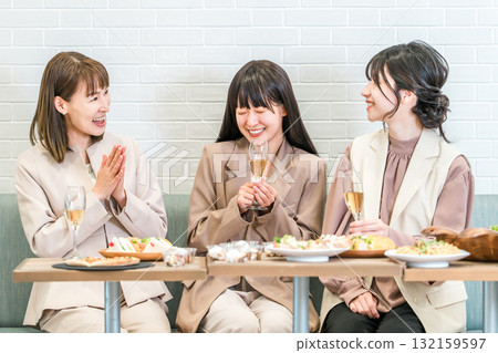 Businesswomen having dinner parties, drinking parties, and girls' gatherings at restaurants 132159597