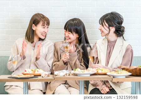 Businesswomen having dinner parties, drinking parties, and girls' gatherings at restaurants 132159598