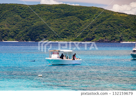 Crossing the uninhabited island of Zamami Island. You can take a fishing boat to Amuro Island, Kabi Island, and Agenasuki Island. Beautiful coral reefs and schools of tropical fish. Okinawa 132159679