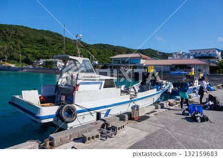 Crossing the uninhabited island of Zamami Island. You can take a fishing boat to Amuro Island, Kabi Island, and Agenasuki Island. Beautiful coral reefs and schools of tropical fish. Okinawa 132159683