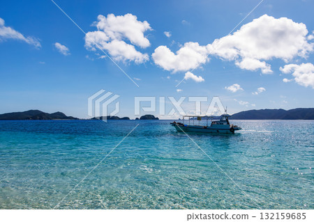 Crossing the uninhabited island of Zamami Island. You can take a fishing boat to Amuro Island, Kabi Island, and Agenasuki Island. Beautiful coral reefs and schools of tropical fish. Okinawa 132159685