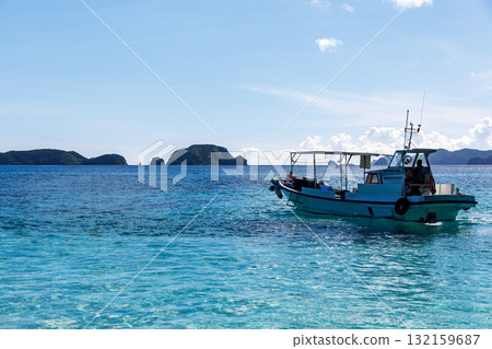 Crossing the uninhabited island of Zamami Island. You can take a fishing boat to Amuro Island, Kabi Island, and Agenasuki Island. Beautiful coral reefs and schools of tropical fish. Okinawa 132159687