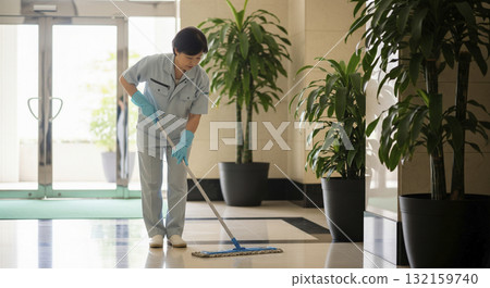 做清潔工作的高級婦女 132159740