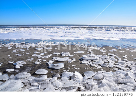 北海道大津海岸的珠寶冰 132159776