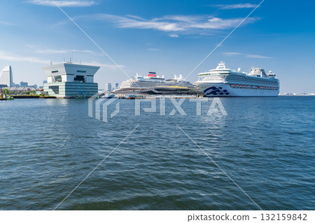 Kanagawa Prefecture: A view of Osanbashi Pier and Yamashita Park, where a luxury cruise ship is moored 132159842
