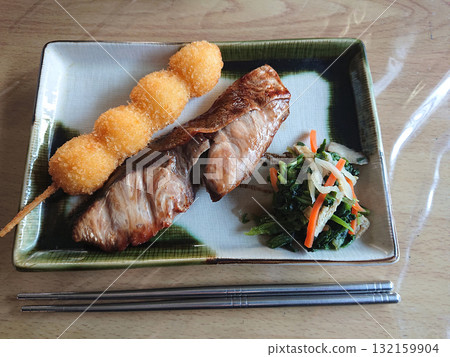 單人飲酒或晚間小酌套餐範例(照燒冬鰤魚和炸鵪鶉蛋串) 單人飲酒或晚間小酌套餐範例(照燒冬鰤魚和炸鵪鶉蛋串) 132159904