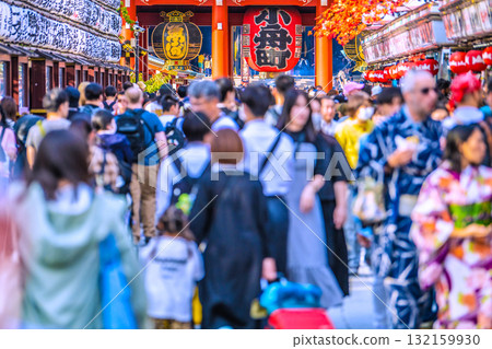 日本東京城市景觀：入境旅遊持續進行…傳邦院街擠滿外國遊客的景象 132159930