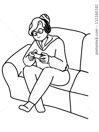 在沙發上玩遊戲的女孩 在沙發上玩遊戲的女孩 132160182
