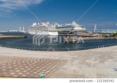 神奈川縣:大棧橋碼頭和山下臨港線海濱長廊的景色,那裡停泊著一艘豪華遊輪 神奈川縣:大棧橋碼頭和山下臨港線海濱長廊的景色,那裡停泊著一艘豪華遊輪 132160342