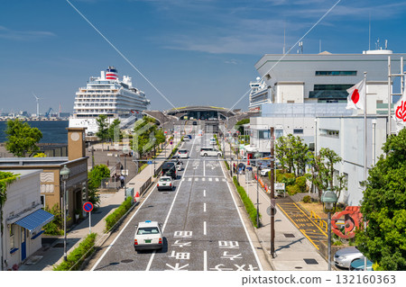 Kanagawa Prefecture: A view of Osanbashi Pier and the Yamashita Rinko Line Promenade, where a luxury cruise ship is moored 132160363
