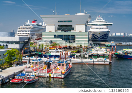神奈川縣:大棧橋碼頭和山下臨港線海濱長廊的景色,那裡停泊著一艘豪華遊輪 神奈川縣:大棧橋碼頭和山下臨港線海濱長廊的景色,那裡停泊著一艘豪華遊輪 132160365
