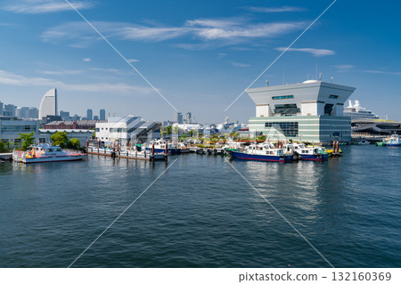 神奈川縣：大棧橋碼頭和山下臨港線海濱長廊的景色，那裡停泊著一艘豪華遊輪 132160369