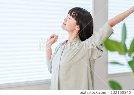 年輕的亞洲女性早上醒來在窗邊打哈欠（打哈欠，伸懶腰，伸懶腰） 132160840