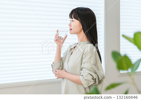 早上起床喝水、熱水、碳酸水（礦泉水、飲水機）的女性 132160846