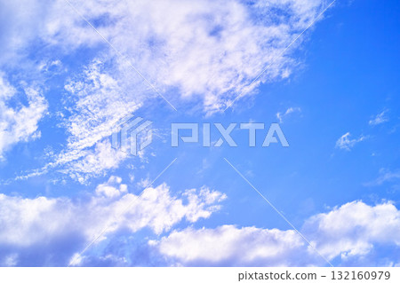 藍色的天空和雲圖像 132160979