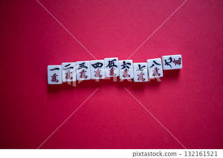 紅色背景上的麻將牌 132161521