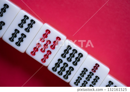 紅色背景上的麻將牌 132161525