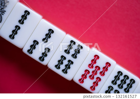 紅色背景上的麻將牌 132161527