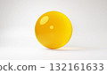 白色背景上的黃色玻璃球。 3D（水平） 132161633