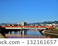 Under clear skies, JR Shikoku's Nanpu limited express train crosses the Kuma River Bridge on the Tosan Line. 132161657