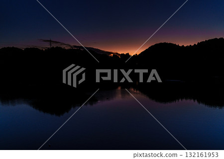 奈良布目湖水壩的中秋晚霞－山腰的晚霞與蔚藍的天空② 132161953