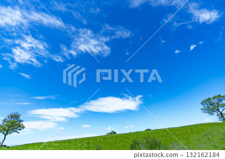 藍天和雲彩和大草原 132162184