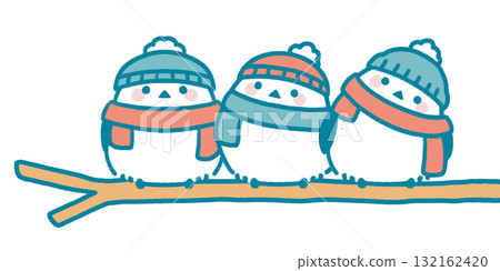 冬天，長尾山雀在棲木上保持溫暖舒適 132162420