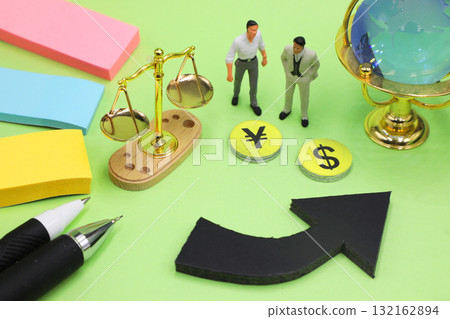 Image of exchange rates of a weak and strong yen 132162894