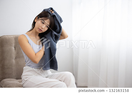 年輕女子用毛巾擦乾頭髮 132163158