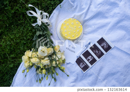 Gender Reveal Cake with Ultrasound and Flowers Gender Reveal Cake with Ultrasound and Flowers 132163614