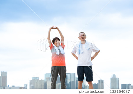 老年夫婦伸展運動 132164087