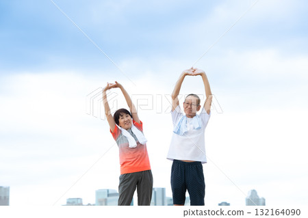 老年夫婦伸展運動 132164090
