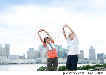 Senior couple stretching 132164094