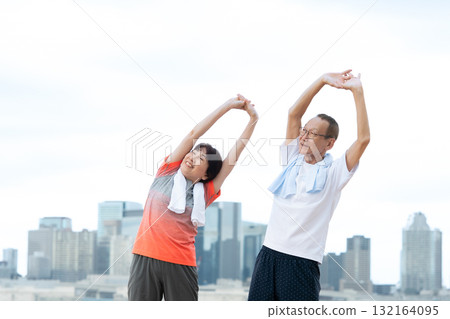 Senior couple stretching 132164095