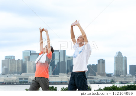 老年夫婦伸展運動 132164099