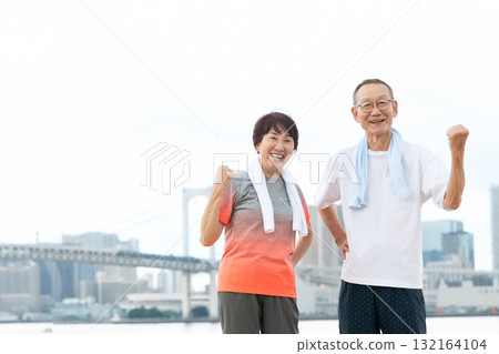 老年夫婦肖像拳頭泵 132164104